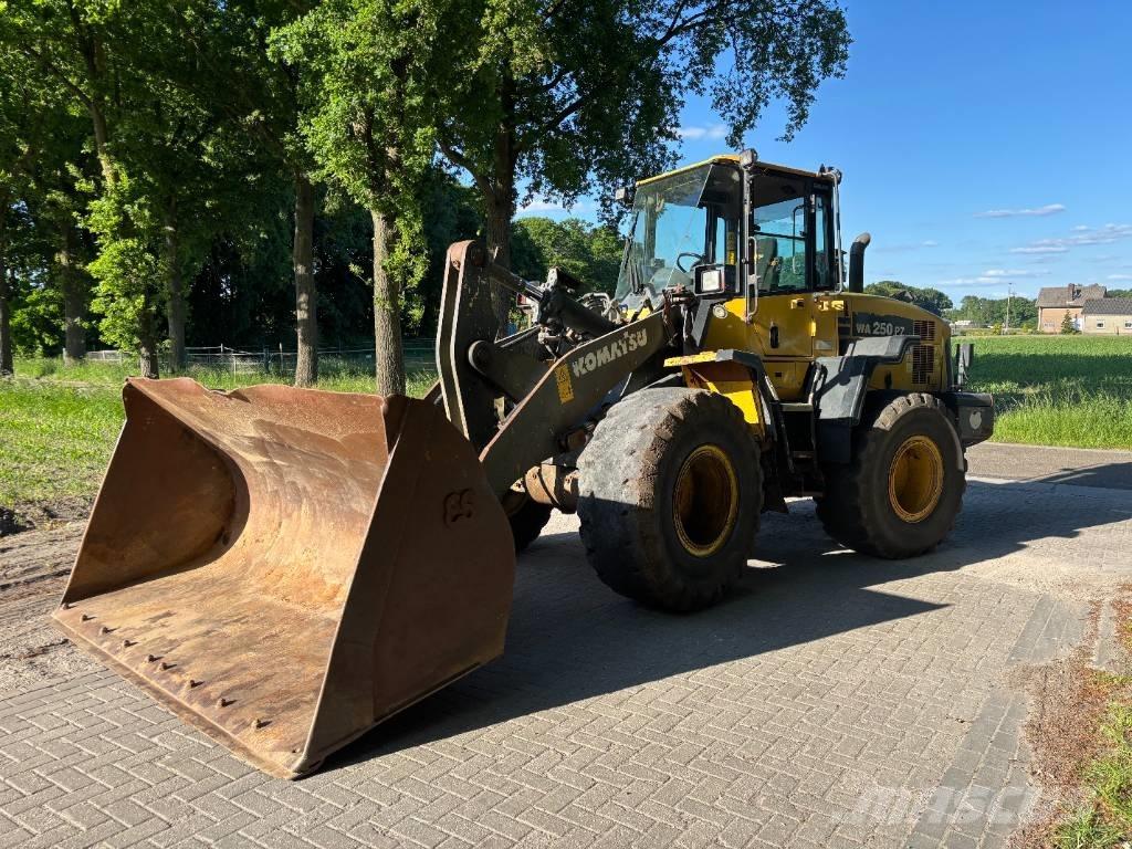 Komatsu WA250-6 Фронтальні навантажувачі