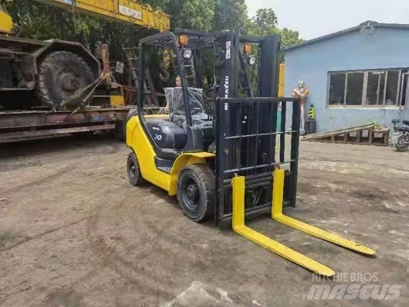 Komatsu 3Ton Дизельні навантажувачі
