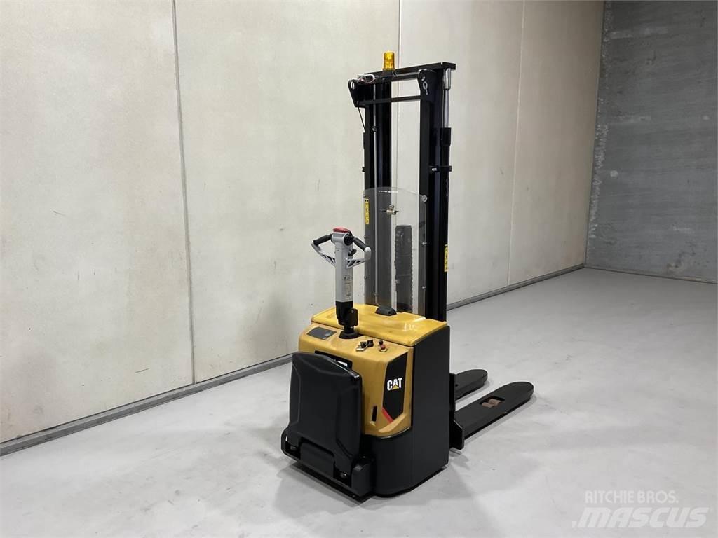 CAT NSP16N2R Самохідні електроштабелери