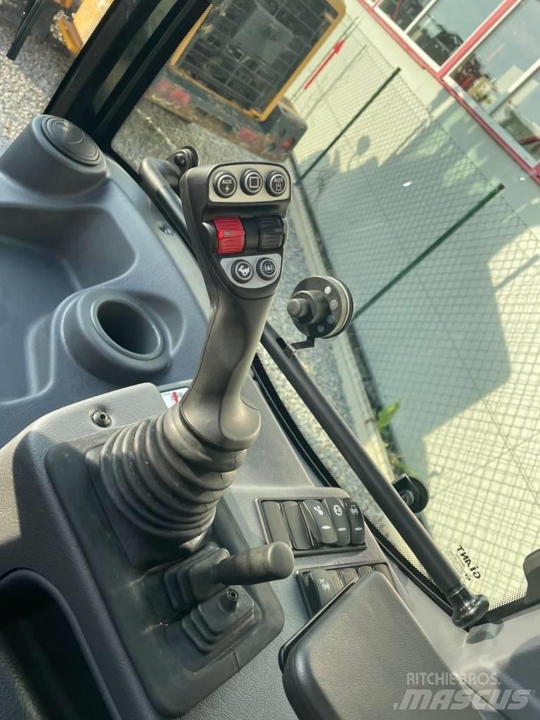 GiANT G 5000 TELE Багатофункціональне обладнання для вантажних і землекопальних робіт
