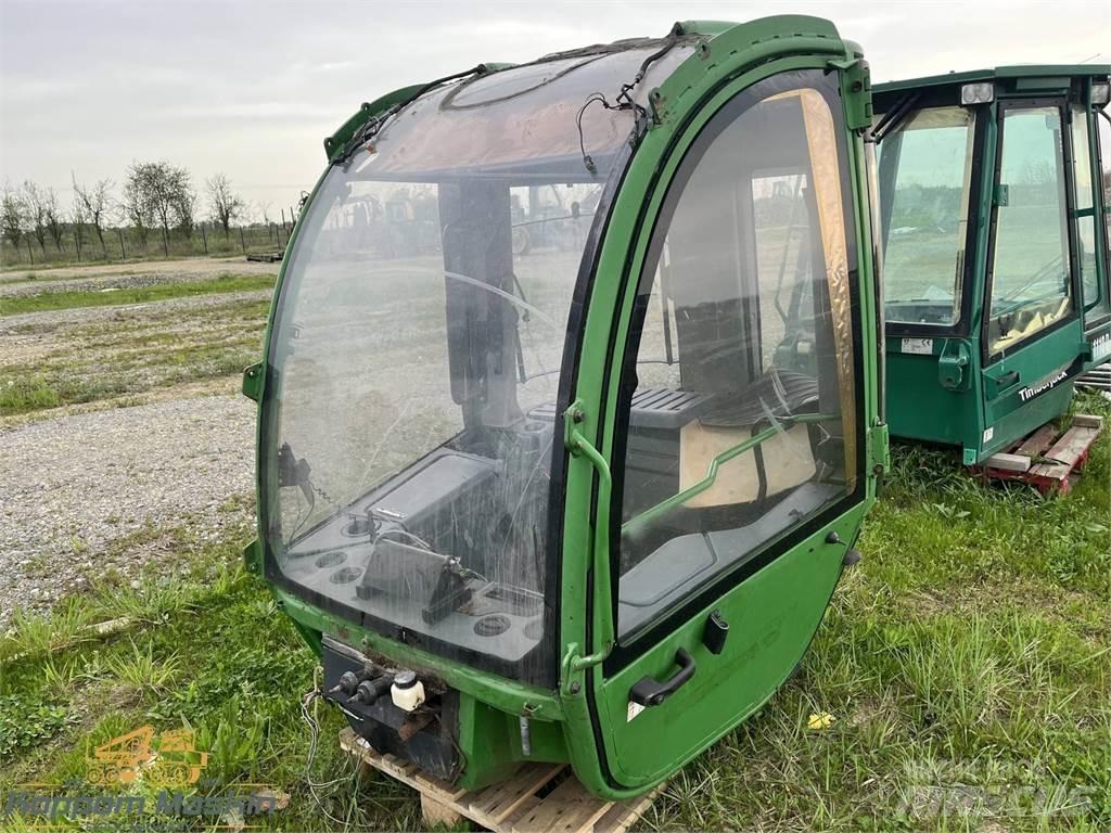 John Deere 1470E Кабіна