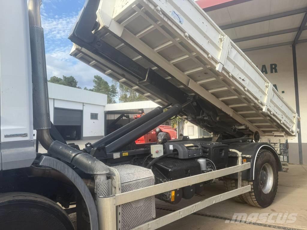 Mercedes-Benz 1833 Вантажівки з гаковим підйомом