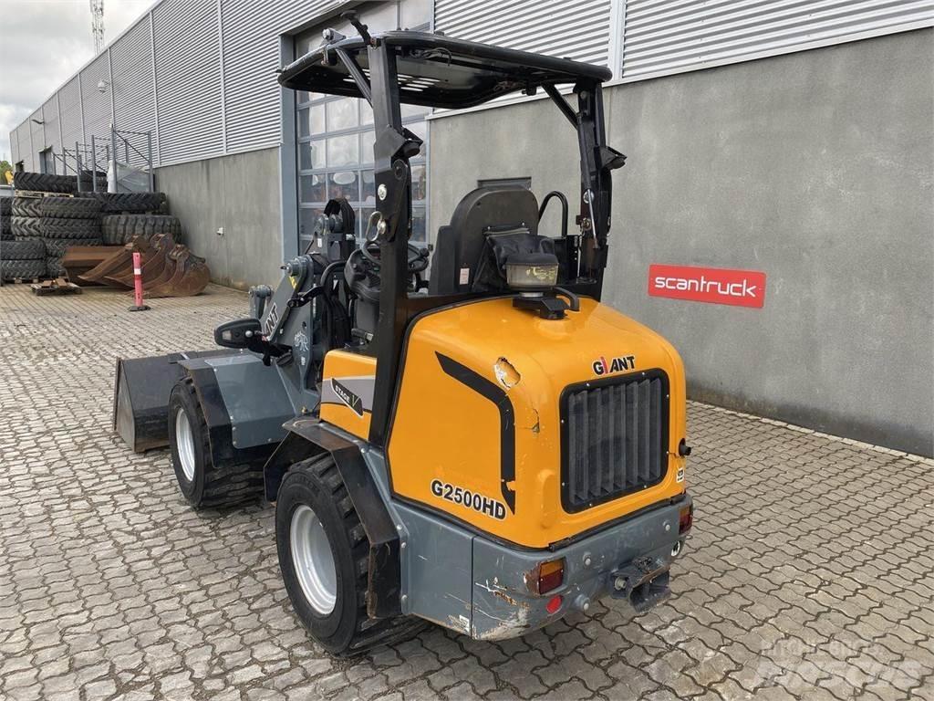 GiANT G2500HD Багатофункціональне обладнання для вантажних і землекопальних робіт