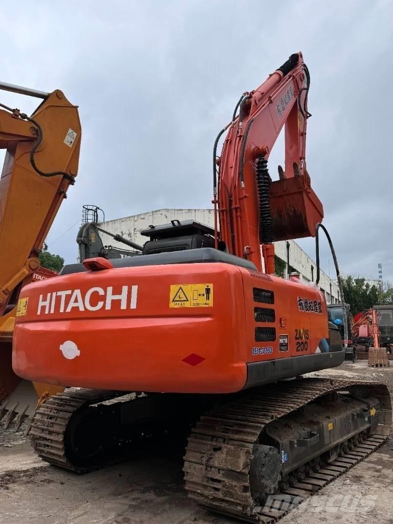 Hitachi ZX 200 Гусеничні екскаватори