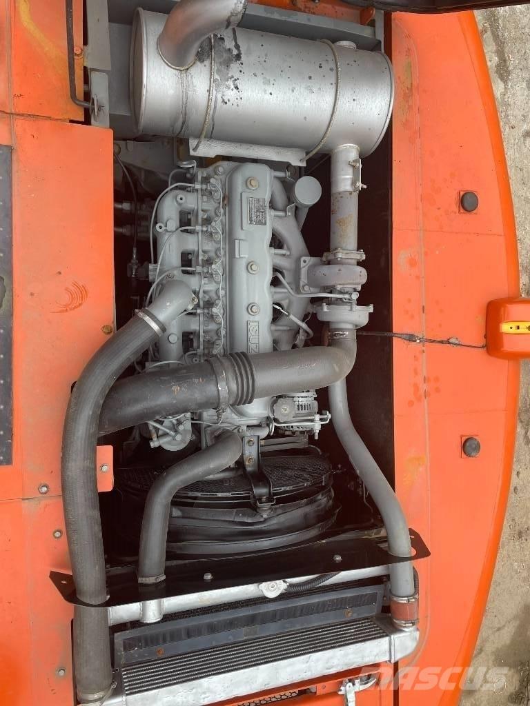 Hitachi ZX 200 Гусеничні екскаватори