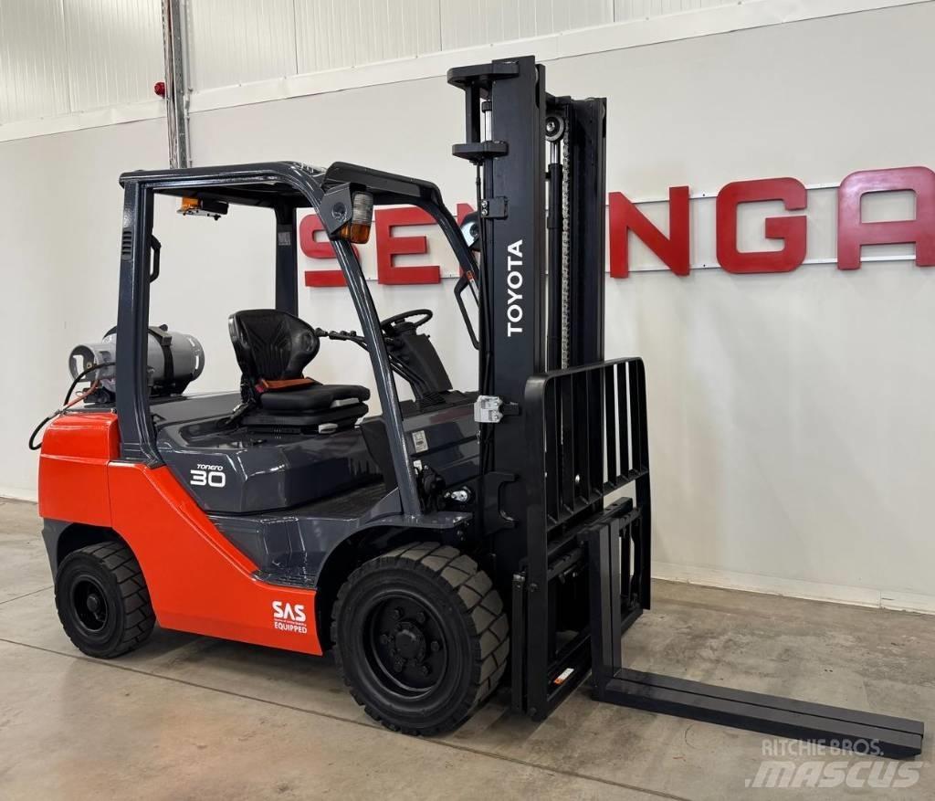 Toyota 10851 - 8FGF30 Газові навантажувачі