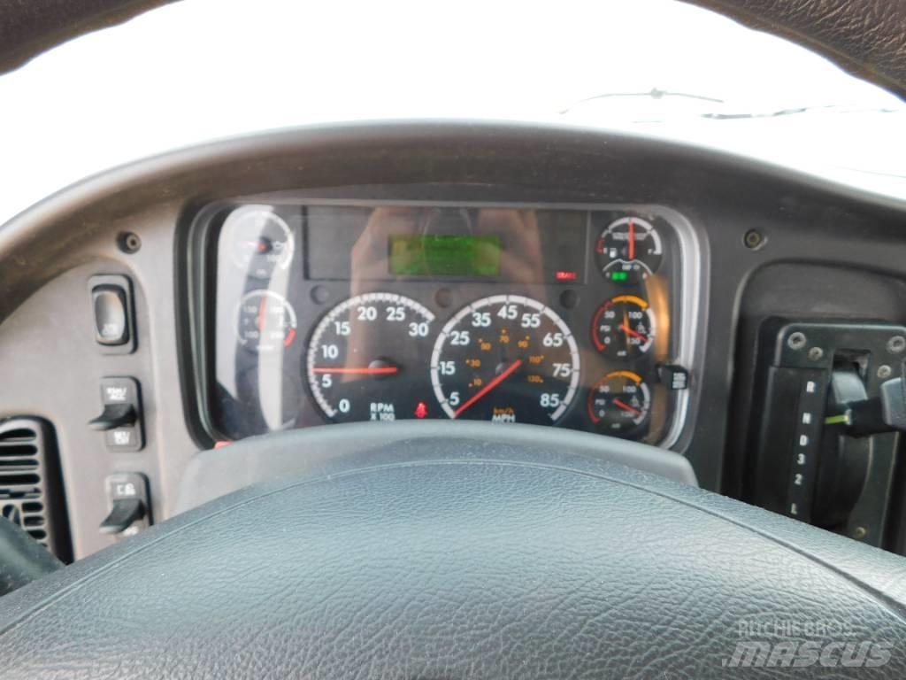 Freightliner M2 106 Автоконтейнеровози