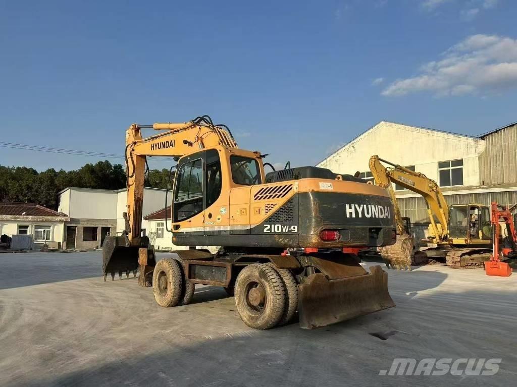 Hyundai 210W-9 Колісні екскаватори