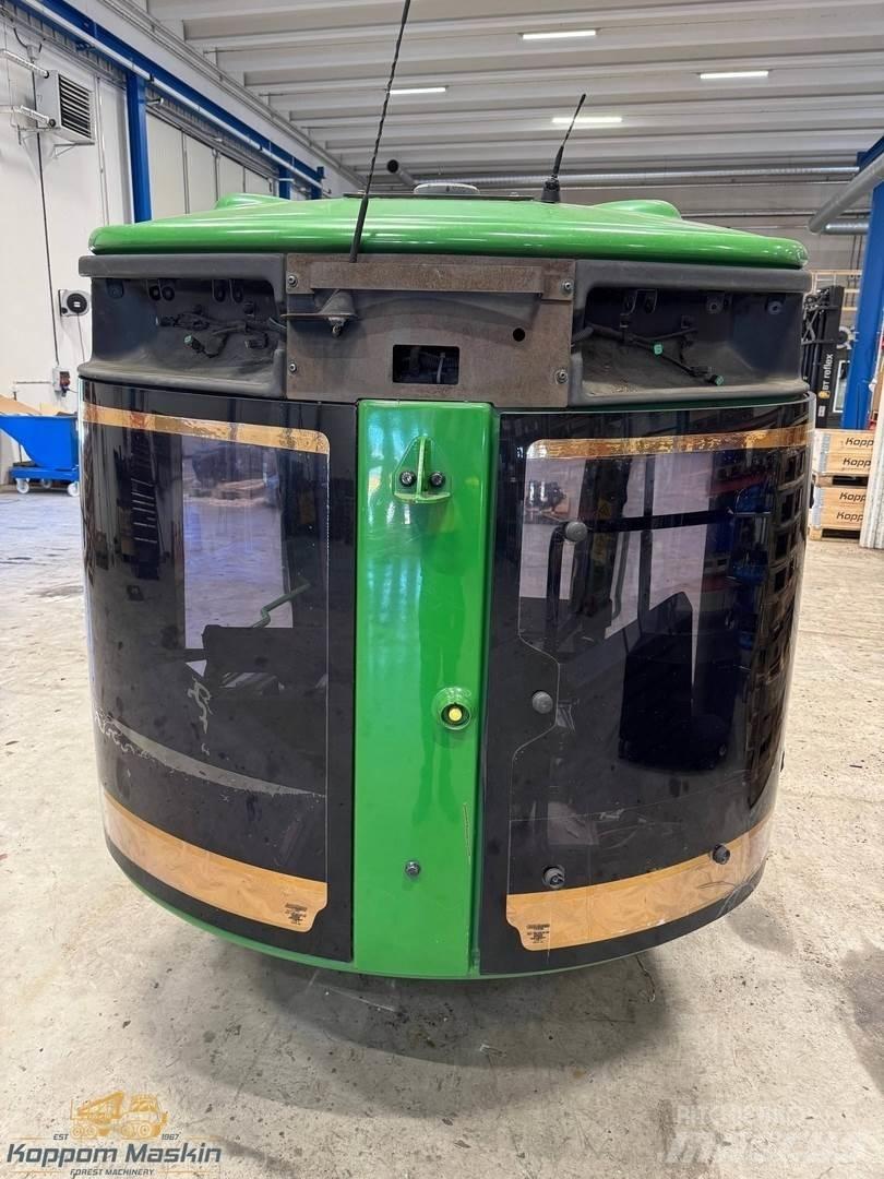John Deere 1270E Кабіна