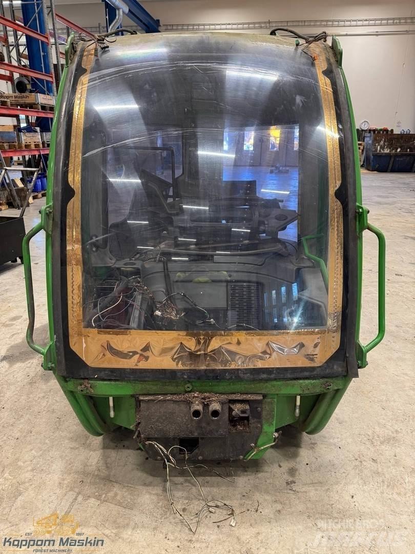 John Deere 1270E Кабіна