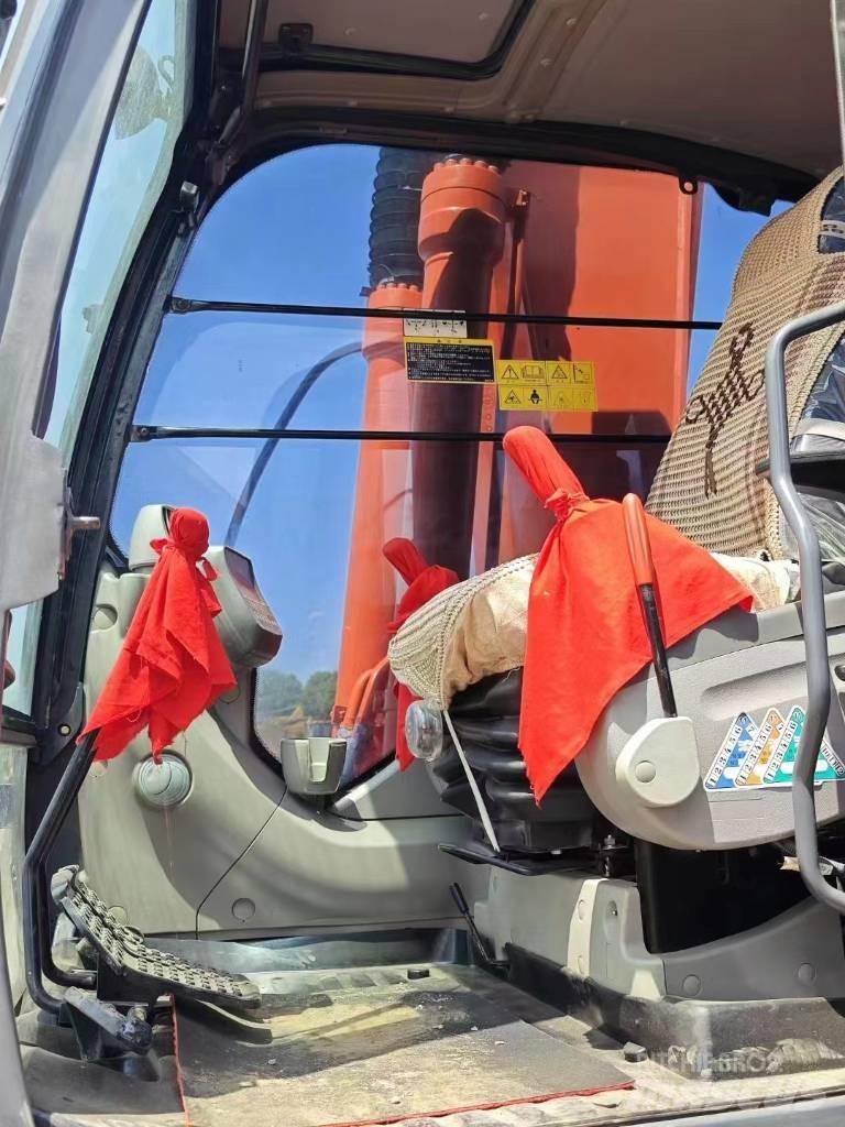 Hitachi ZX200 Гусеничні екскаватори
