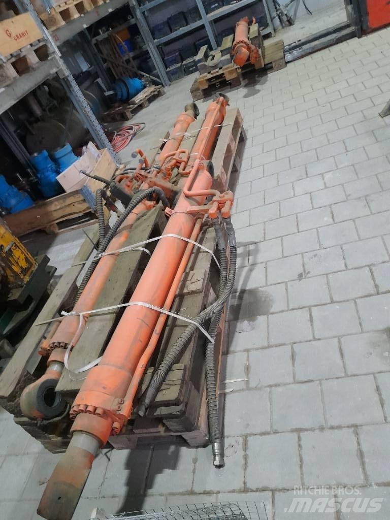 Hitachi ZX 210 Гусеничні екскаватори