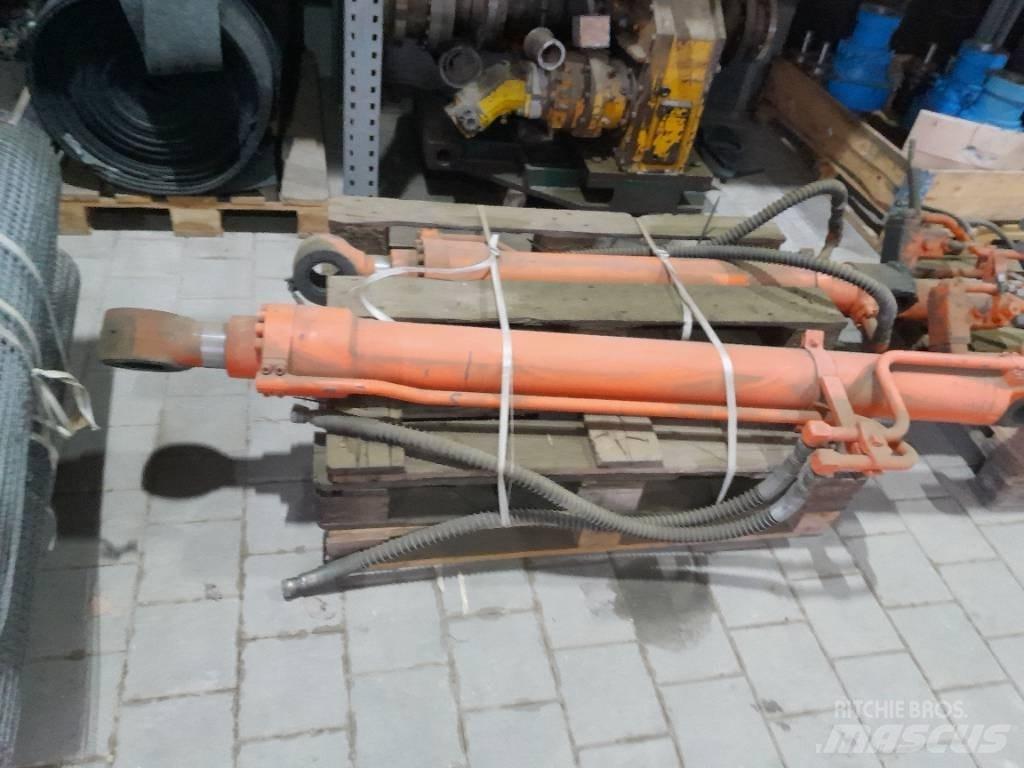Hitachi ZX 210 Гусеничні екскаватори