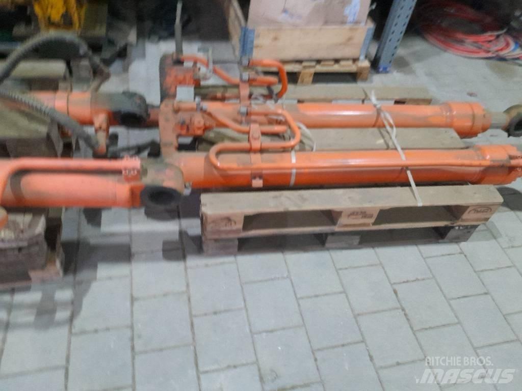 Hitachi ZX 210 Гусеничні екскаватори