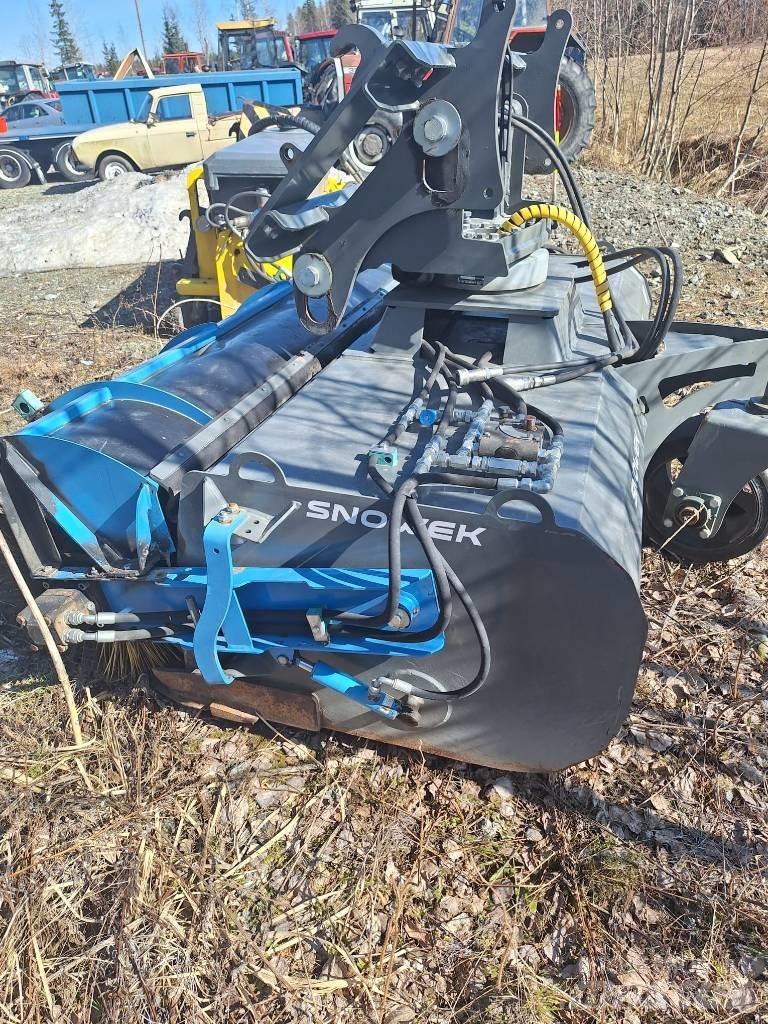 Snowek Circulus 220M Розсіювачі солі та піску