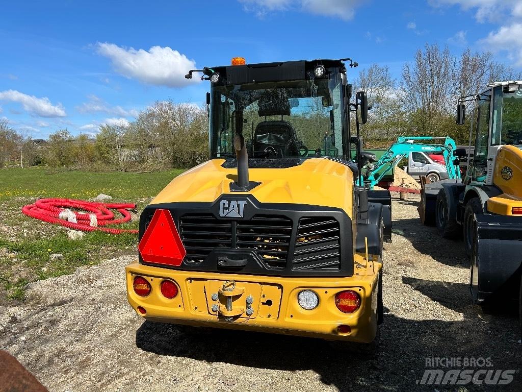 CAT 906 Фронтальні навантажувачі