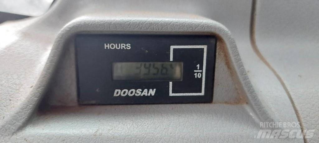 Doosan DX225LC-5 Гусеничні екскаватори