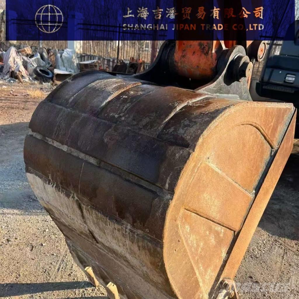 Hitachi ZX 200 Гусеничні екскаватори