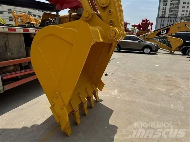 Komatsu PC 220 Гусеничні екскаватори
