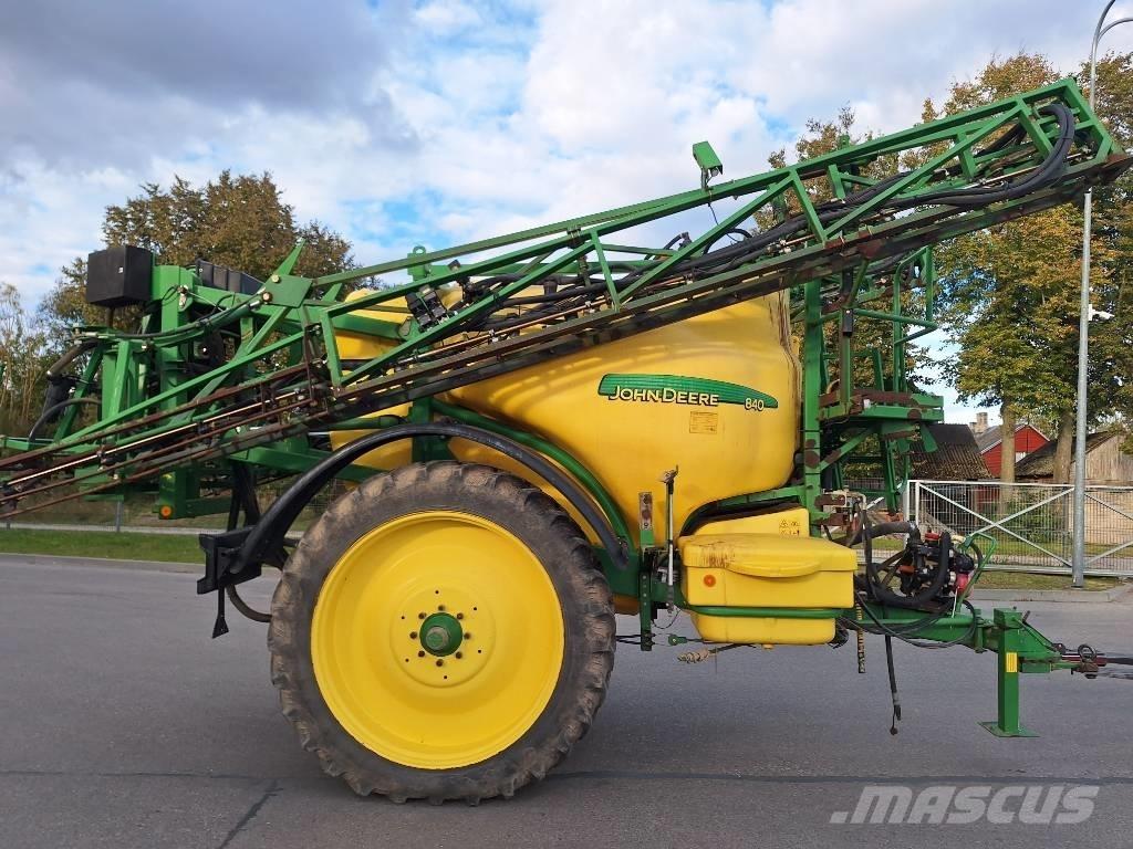 John Deere 840 Причіпні обприскувачі