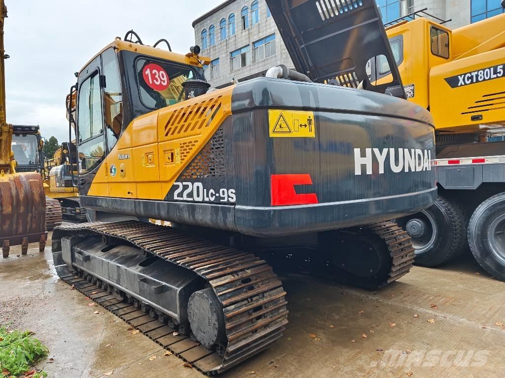 Hyundai R220LC-9S Гусеничні екскаватори