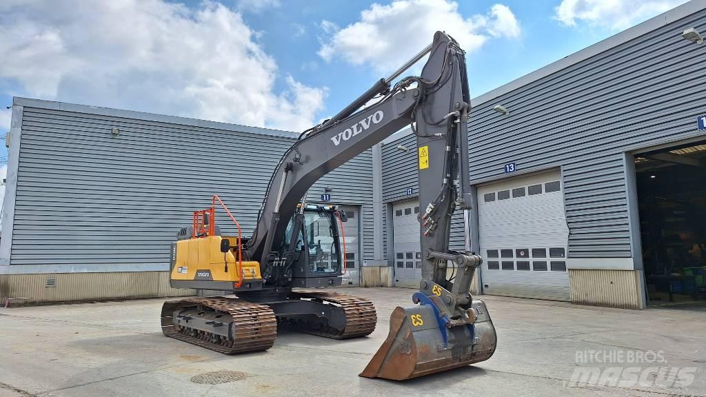 Volvo EC220E Гусеничні екскаватори
