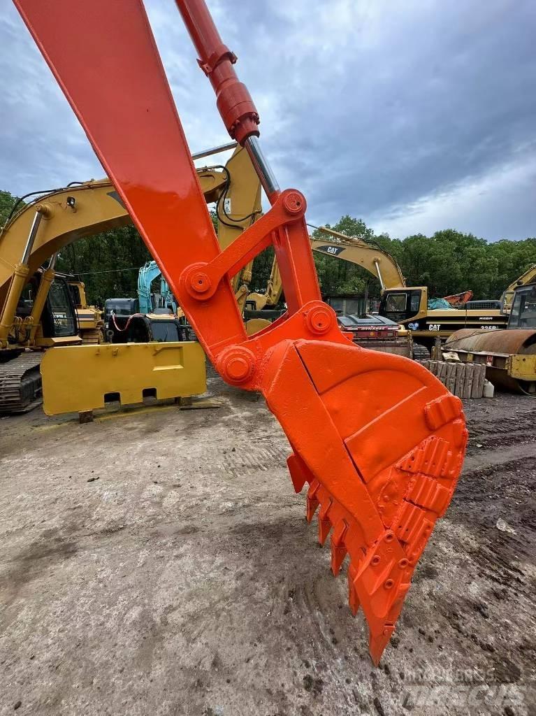 Hitachi ZX200 Гусеничні екскаватори