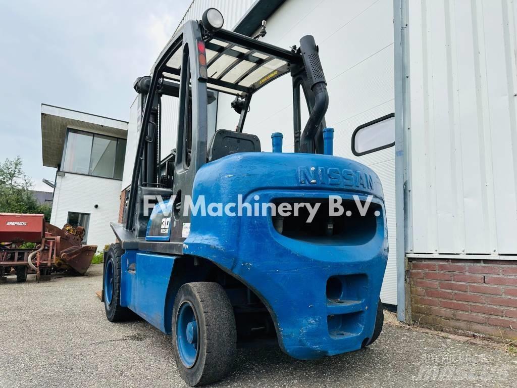 Nissan FGD 02A-300 Дизельні навантажувачі