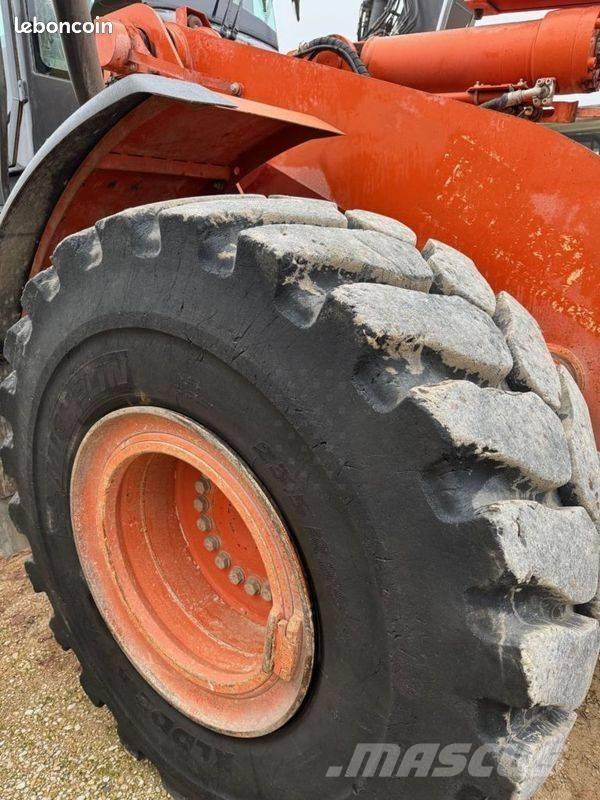 Hitachi ZW 250 Фронтальні навантажувачі