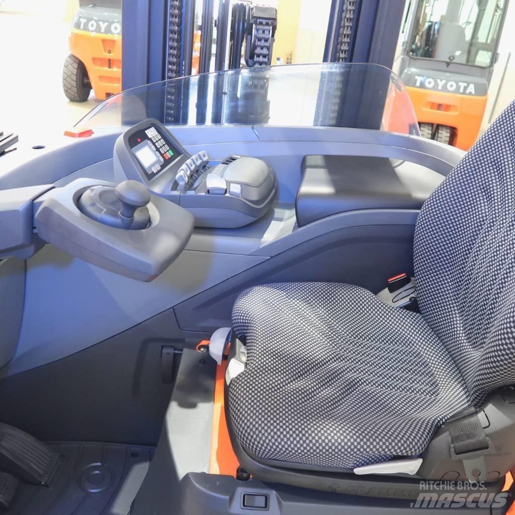 Toyota RRE160H Річ-трак із високим підйомом