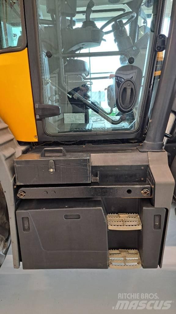 JCB Fastrac 4220 Трактори