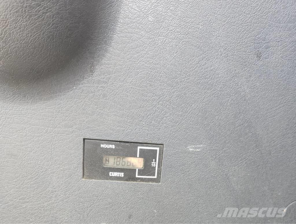 Hyundai Robex 300 LC Гусеничні екскаватори