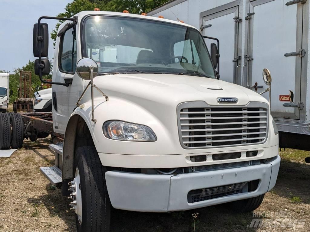 Freightliner M2106 Шасі з кабіною