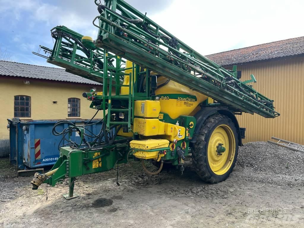 John Deere 840 Причіпні обприскувачі