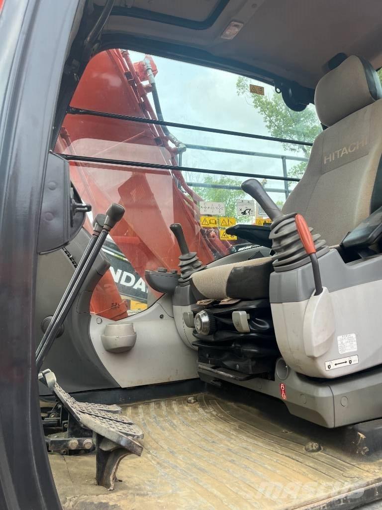 Hitachi 130 Гусеничні екскаватори