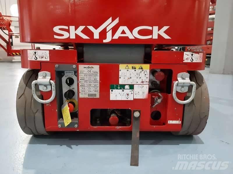 SkyJack SJ 12 Вертикальні щоглові підйомники