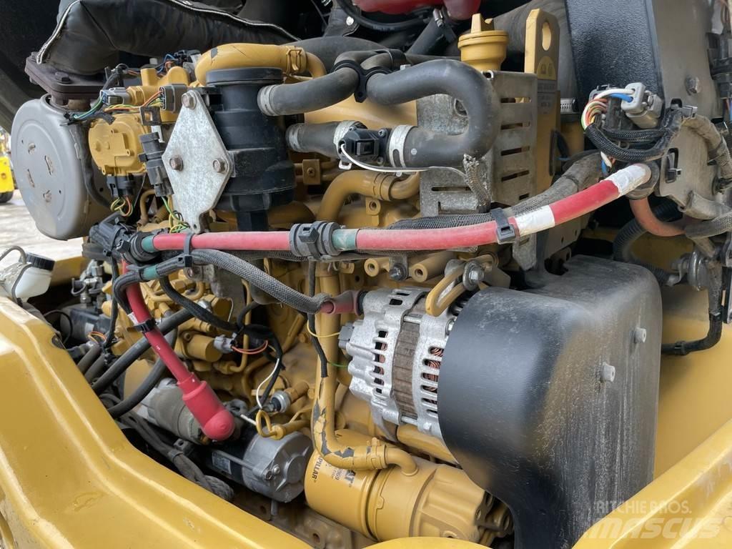 CAT 907M Фронтальні навантажувачі