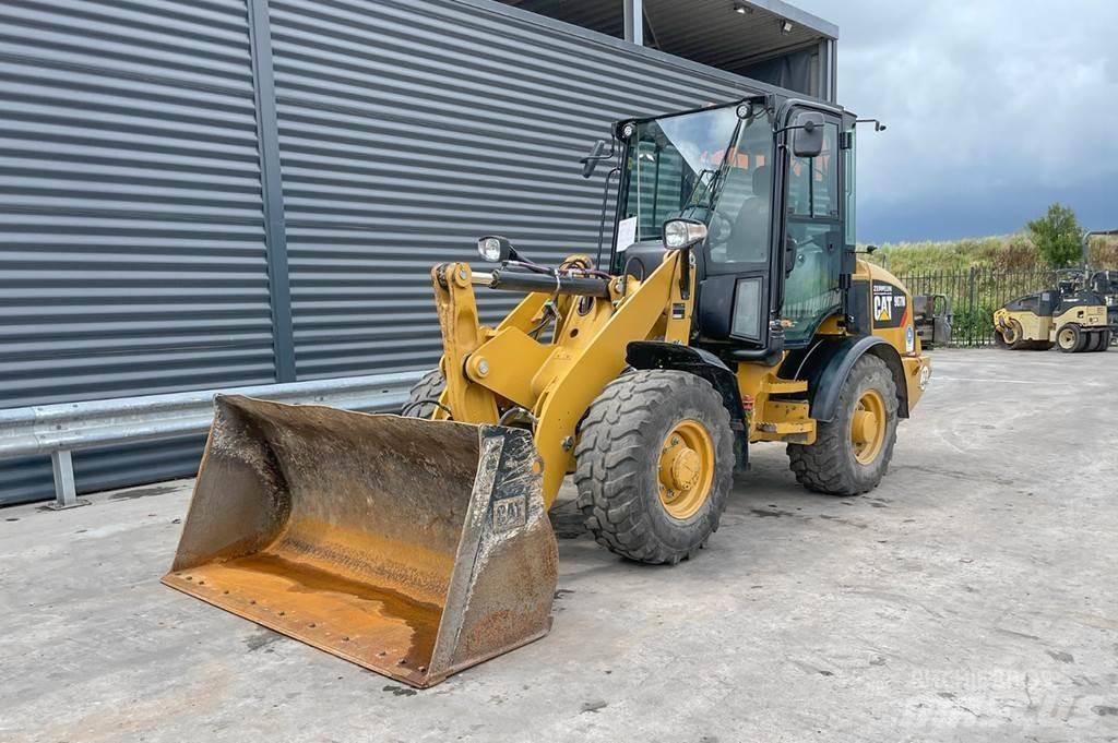 CAT 907M Фронтальні навантажувачі