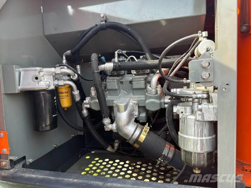 Hitachi ZX200 Гусеничні екскаватори