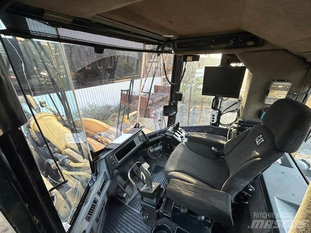 CAT 990 Фронтальні навантажувачі