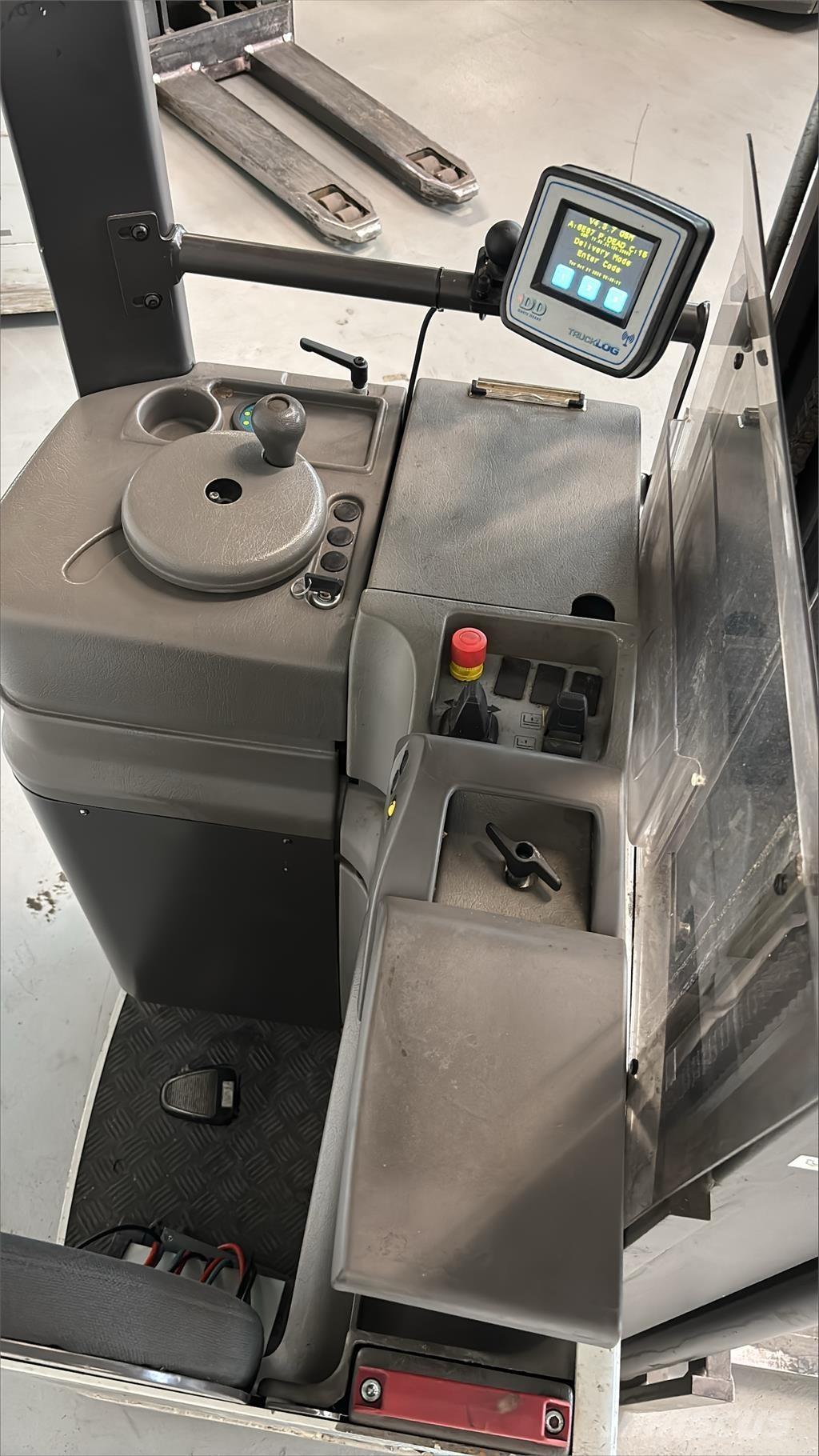 Atlet A160 Самохідні електроштабелери