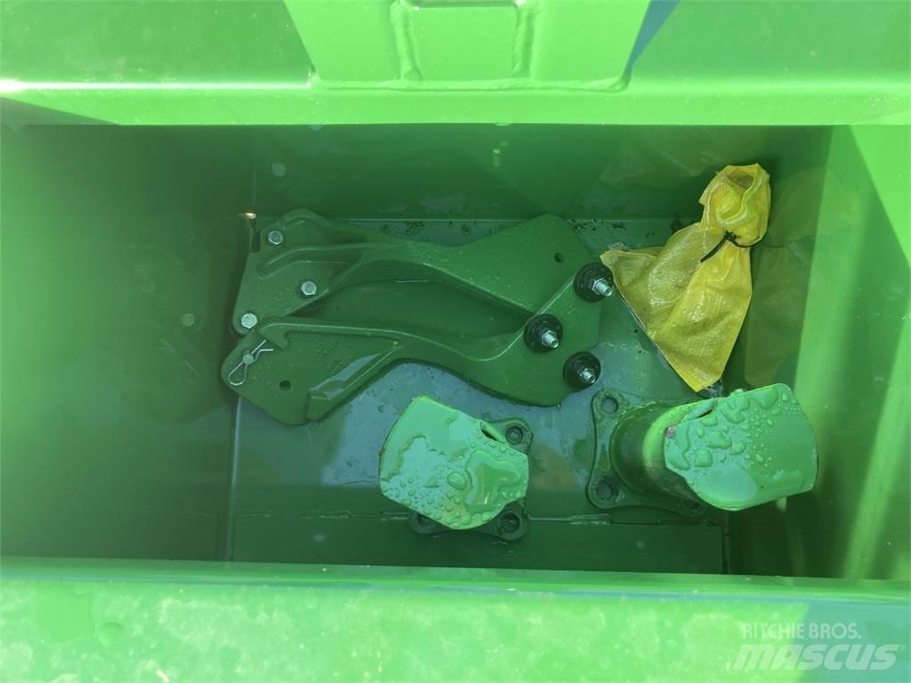 John Deere 320R Трактори