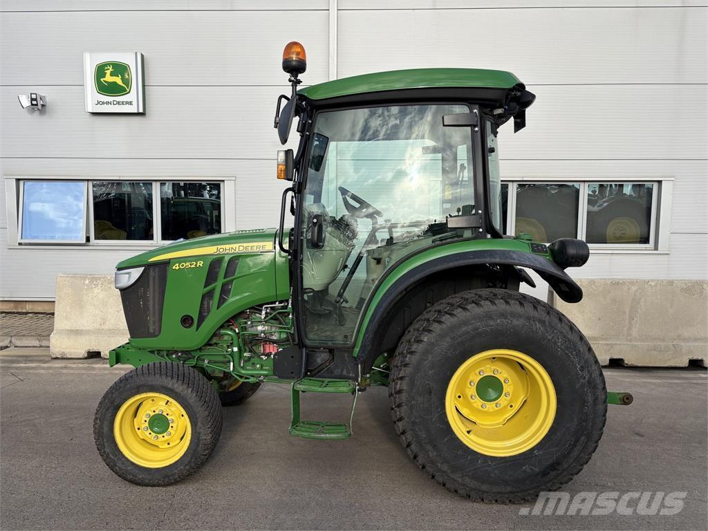 John Deere 4052R Трактори