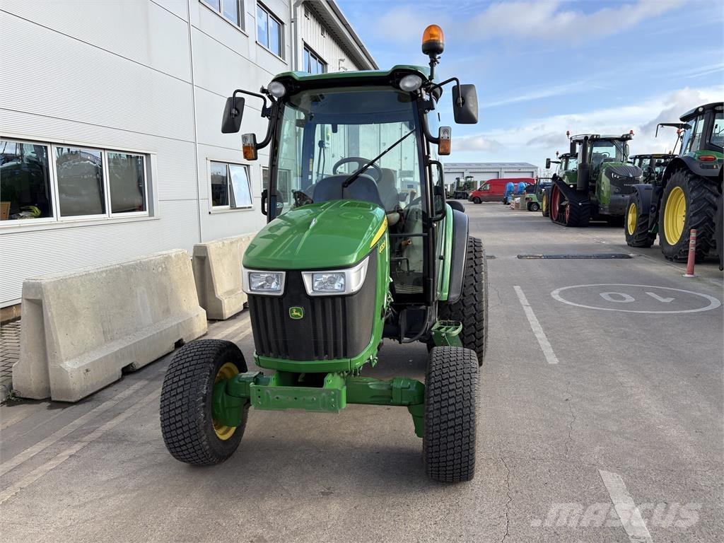 John Deere 4052R Трактори