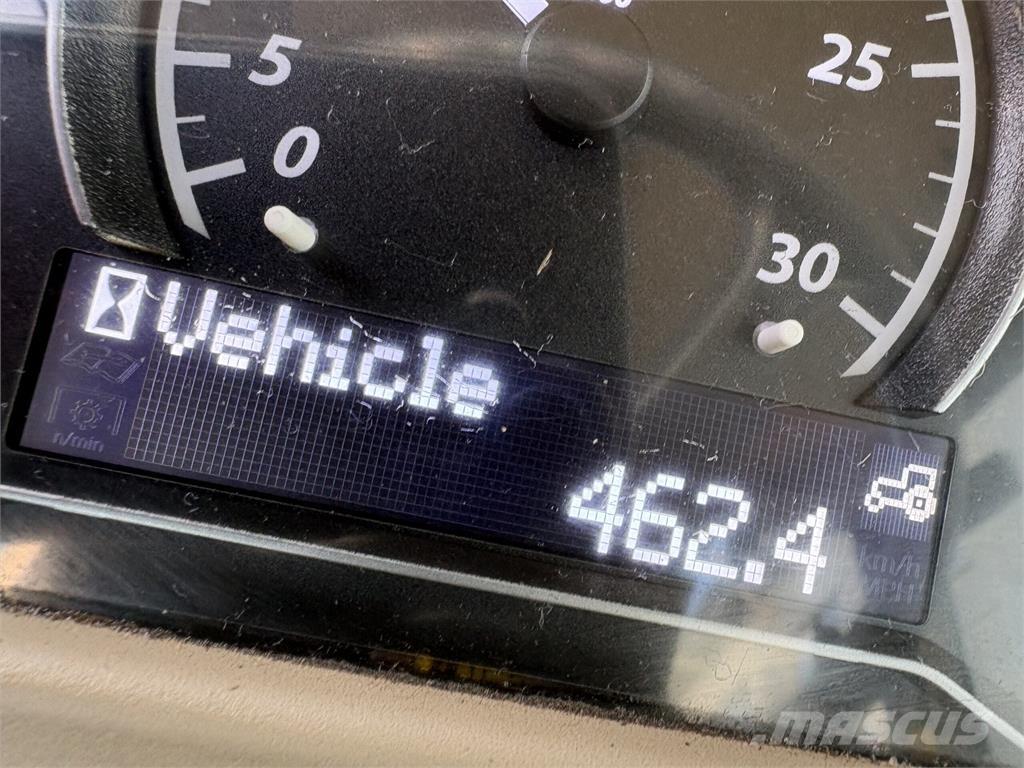 John Deere 4066R Трактори