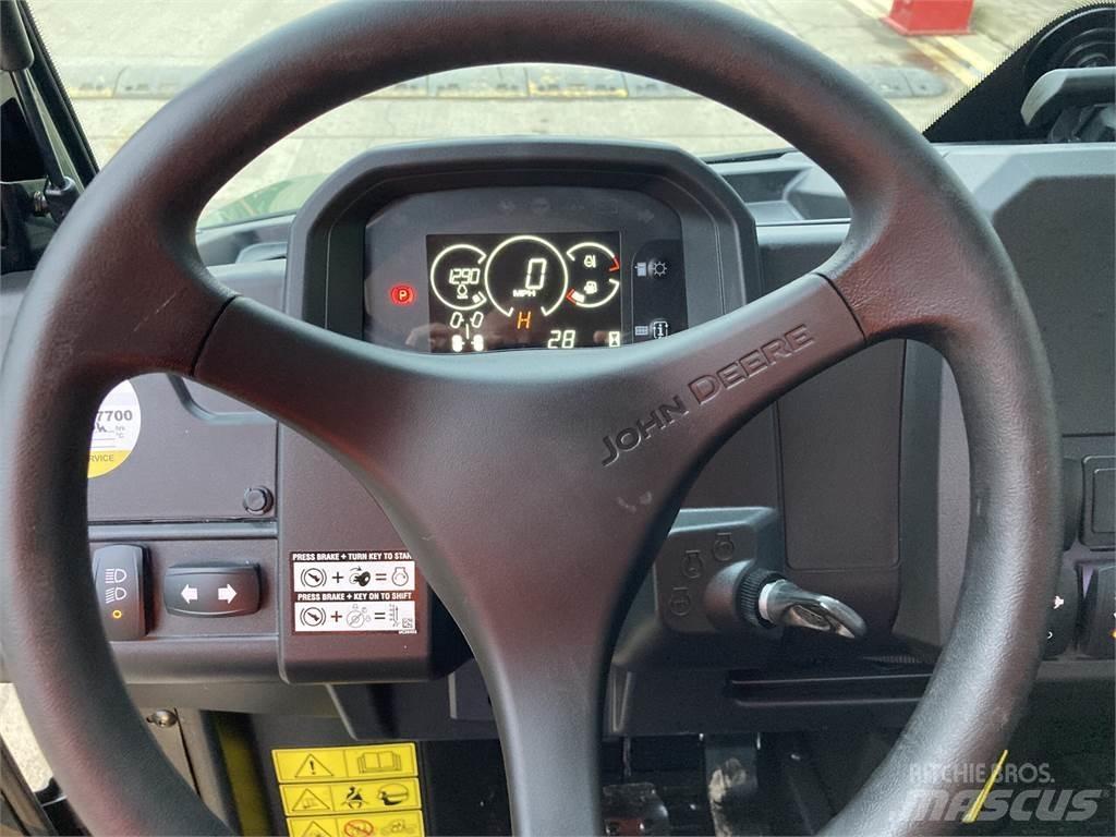 John Deere XUV875M Підсобні машини