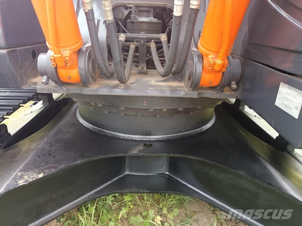 Hitachi ZX 210 Гусеничні екскаватори