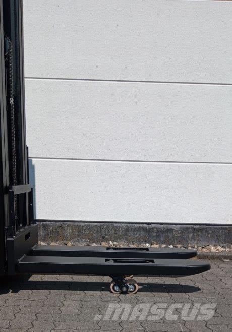 Toyota SWE160L Самохідні електроштабелери