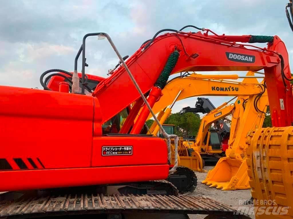 Doosan DX 225 LC Гусеничні екскаватори