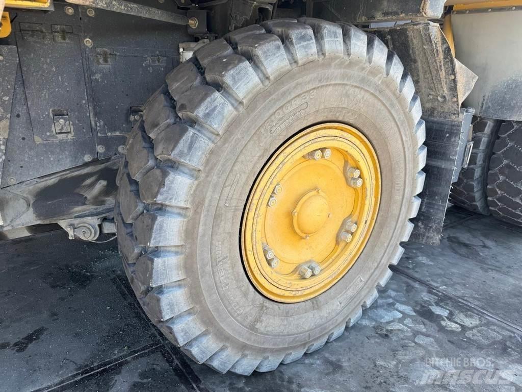 Komatsu HD405-7 Кар`єрні самоскиди